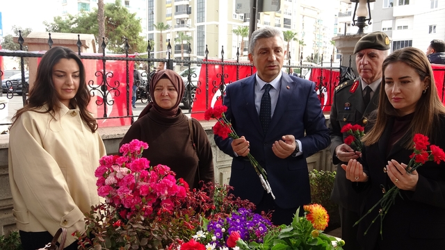 Antalya'da Çanakkale şehitleri anıldı
15 Temmuz şehidi Yasin Naci Ağaroğlu'nun annesi Zehra Ağaroğlu:
"Bir şehit annesi olarak diyorum ki evlatsız yaşanır ama vatansız yaşanmaz. Şehitlik ve evlat acısı belki çok büyük bir acıdır ama en şerefli, en güzel acıdır"