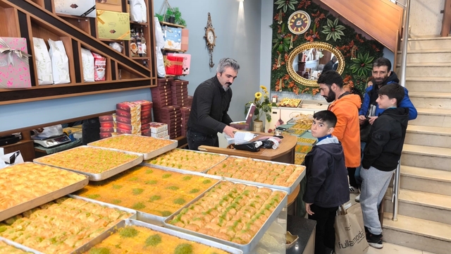 Kars'ta bayram öncesi tatlıcılar yoğun mesai yapıyor