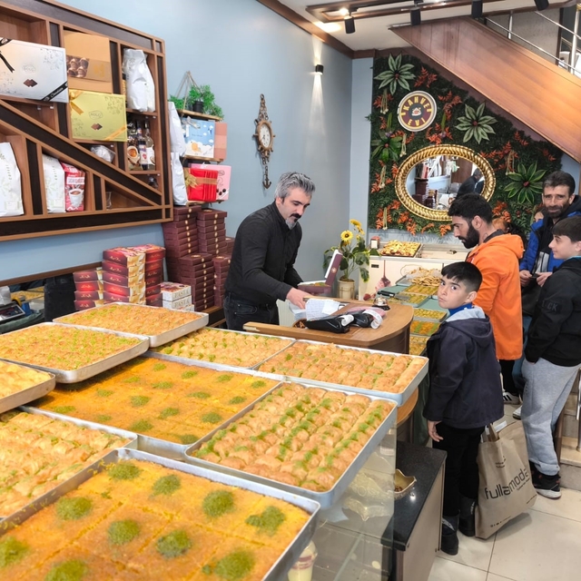 Kars'ta bayram öncesi tatlıcılar yoğun mesai yapıyor