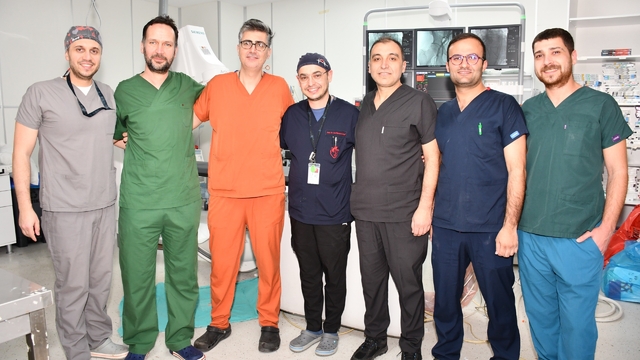 Alanya'da kalp sağlığında TAVI işlemi başarıyla uygulanıyor
Kasıktan girilerek kapalı yöntemle gerçekleştirilen TAVI işlemi sayesinde aort kapak hastalığı bulunan hastalarda göğüs kafesi açılmadan ve kalp durdurulmadan kapak değişimi yapılabiliyor