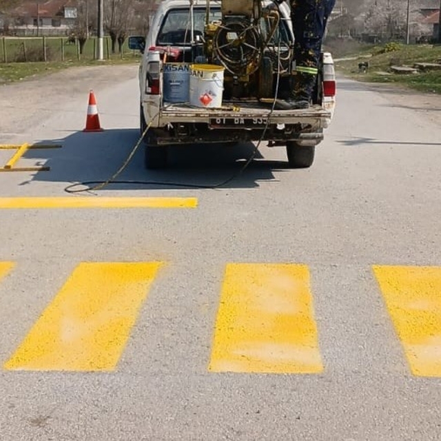 Yaya geçidi ve kasis çizgileri yenilendi