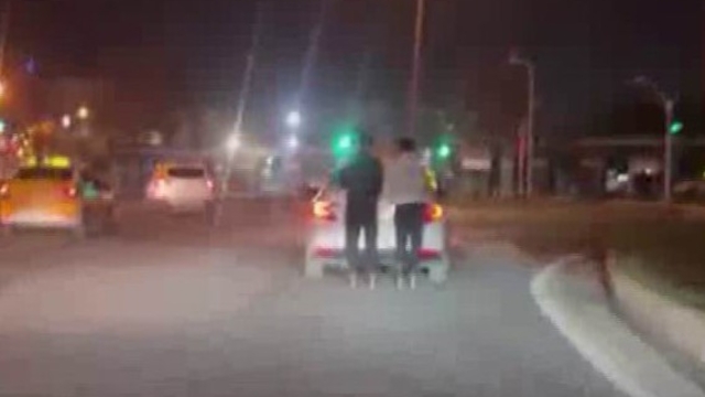 Diyarbakır'da patenli gençlerin tehlikeli yolculuğu