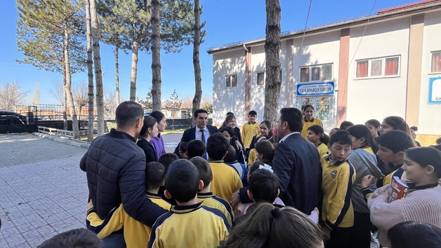 Gürçayır Belediye Başkanı Toy, öğrencilere bayram harçlığı dağıttı