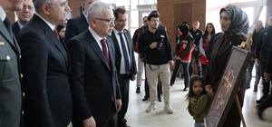 Şehit ve gazi yakınlarının yaptığı el emeği tablolar sergilendi