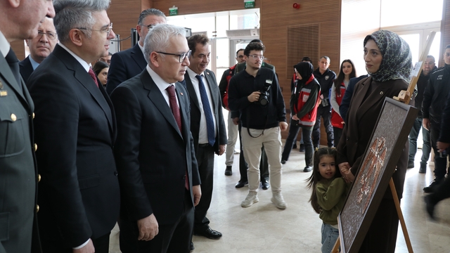 Şehit ve gazi yakınlarının yaptığı el emeği tablolar sergilendi