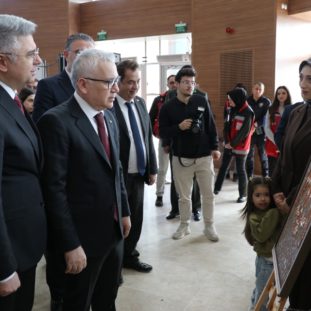 Şehit ve gazi yakınlarının yaptığı el emeği tablolar sergilendi