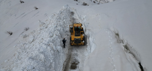 Bitlis'te 5 metreyi bulan karla mücadele