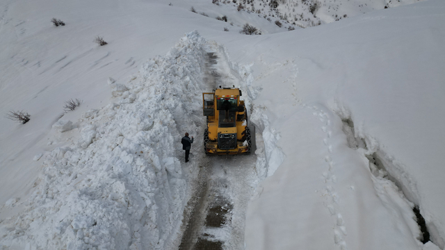 Bitlis'te 5 metreyi bulan karla mücadele