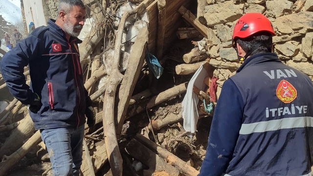 Çatak'ta ahır çöktü: 50 kuzu göçük altında kaldı