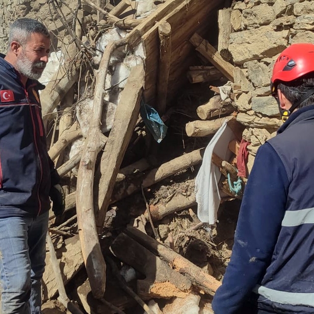 Çatak'ta ahır çöktü: 50 kuzu göçük altında kaldı