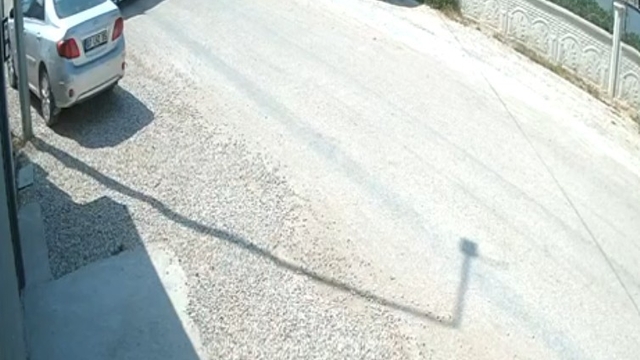 Park halindeki otomobil yola çıkarken elektrikli bisiklete çarptı
Kaza anı kameralara yansırken, devrilen elektrikli bisikletin sürücüsü yaralandı