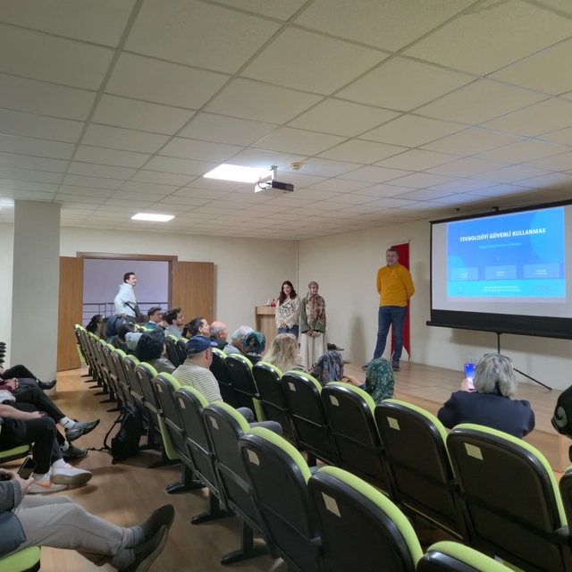 Huzurevi sakinlerine güvenli teknoloji eğitimi verildi