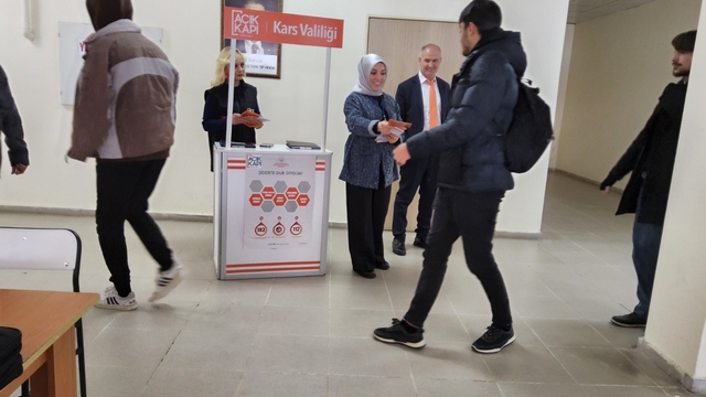 Kars'ta "Açık Kapı"dan üniversite öğrencilerine yakın temas