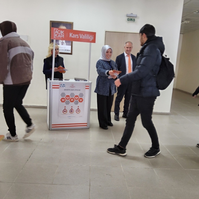 Kars'ta "Açık Kapı"dan üniversite öğrencilerine yakın temas