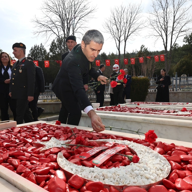 Protokol üyelerinden şehitlik ziyareti