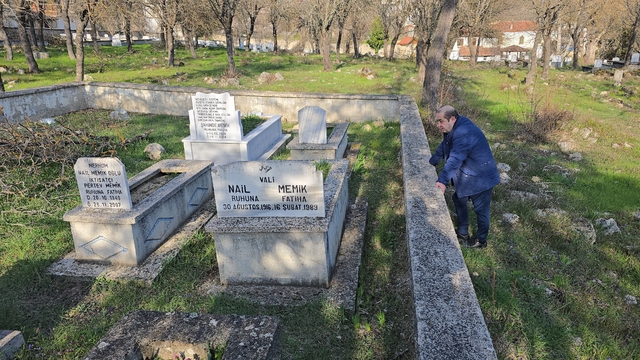 Çanakkale'nin "gizli kahramanı": Nail Memik'in izini köyünde anlattı
Araştırmacı gazeteci Şükrü Gökkaya, şehitliklerin anıtlaşmasında öncü rol oynayan Nail Memik'in bilinmeyen hikâyesini anlattı