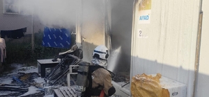 Alevlere teslim olan konteyner yanarak kullanılamaz hale geldi