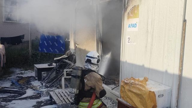 Alevlere teslim olan konteyner yanarak kullanılamaz hale geldi