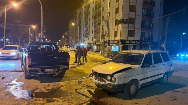 Karapınar'da kamyonet ile otomobil çarpıştı: 1 yaralı