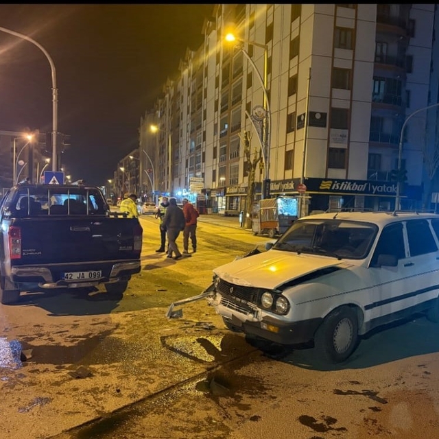 Karapınar'da kamyonet ile otomobil çarpıştı: 1 yaralı