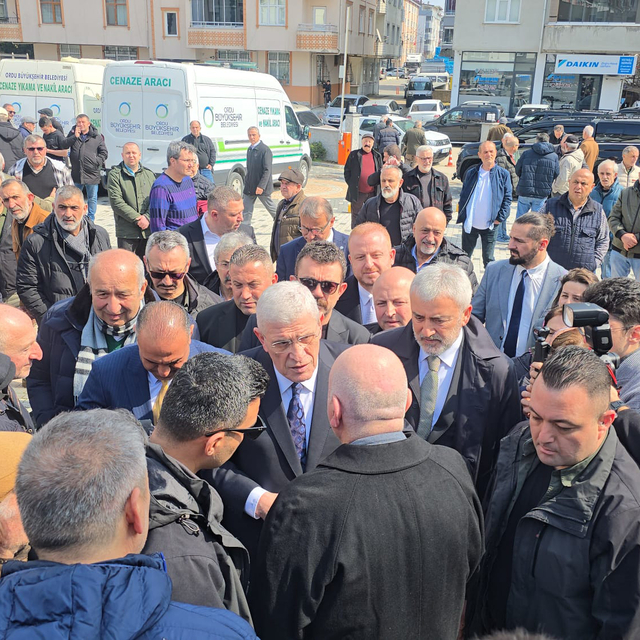 Dervişoğlu, çocukluk arkadaşının annesinin cenazesine katıldı