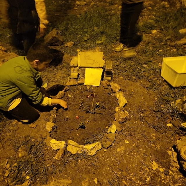 Nusaybin'de çocuklardan telef olan kediye anlamlı veda