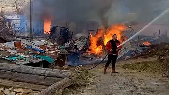 Bolu'da 3 yapı alevlere teslim oldu