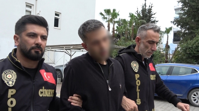 Antalya'da esnaf kavgasındaki cinayet zanlısı: "Böyle olsun istemezdim"
Komşu esnafların kavgasında kurşun yağdırıp 22 yaşındaki gencin ölümü ve 2 kişinin yaralanmasındaki cinayet zanlısı adliyeye sevk edildi