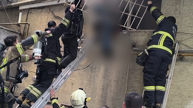 Berber dükkanında çıkan yangında mahsur kalan çırak kurtarıldı