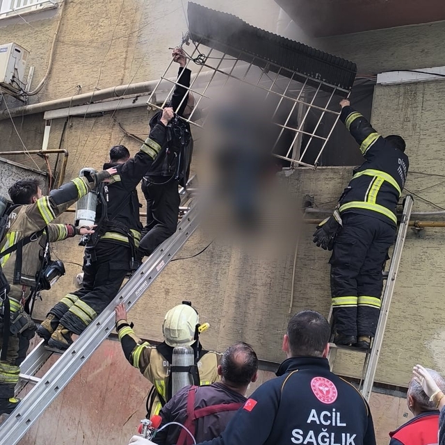 Berber dükkanında çıkan yangında mahsur kalan çırak kurtarıldı