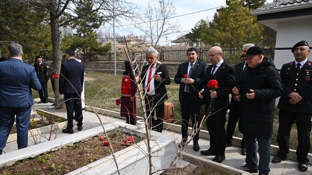 Kırşehir'de şehit kabirlerine karanfil bırakıldı