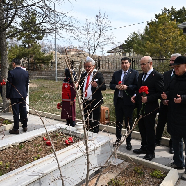 Kırşehir'de şehit kabirlerine karanfil bırakıldı