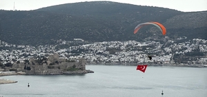 Bodrum semalarında 18 mart mesajı: Dev Türk bayrağıyla anlamlı uçuş