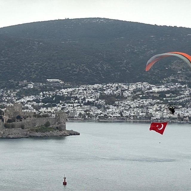 Bodrum semalarında 18 mart mesajı: Dev Türk bayrağıyla anlamlı uçuş