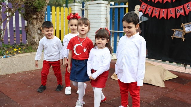 Didim Belediyesi'nin minikleri 'Çanakkale' performansı takdir topladı