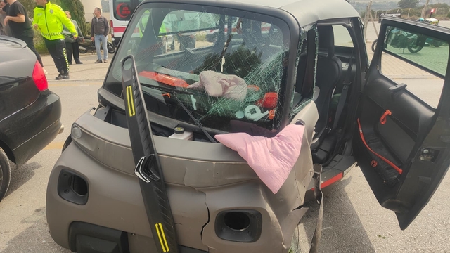 Kuşadası'nda otomobil ile elektrikli araç kafa kafaya çarpıştı: 4 yaralı