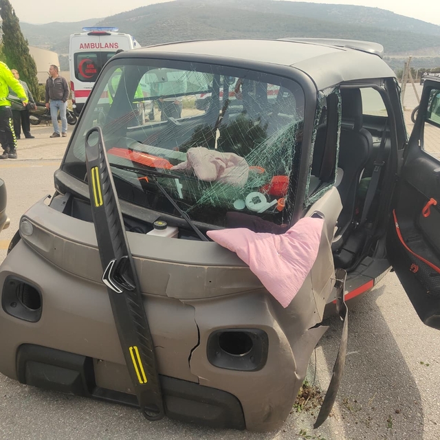 Kuşadası'nda otomobil ile elektrikli araç kafa kafaya çarpıştı: 4 yaralı