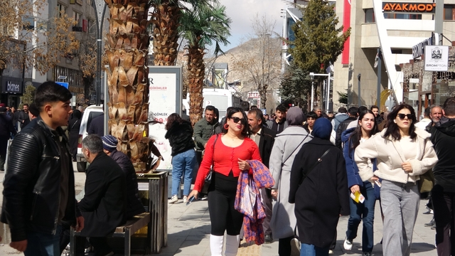 Van'da bayram telaşı: Caddeler doldu taştı
Araç trafiğine kapatılan Cumhuriyet Caddesi'nde adım atacak yer kalmadı