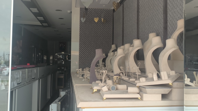 Antalya'da 'emanet' ve 'kar payı' vaadiyle 50 milyon liralık dolandırıcılık iddiası
Altın ve paralarını almaya gelen vatandaşlar, kuyumcunun kapalı olup boşaltıldığını görünce soluğu karakolda aldı