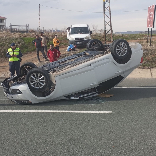 Elazığ'da otomobil ters döndü: 2 yaralı