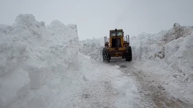 Karlıova'da karla mücadele sürüyor