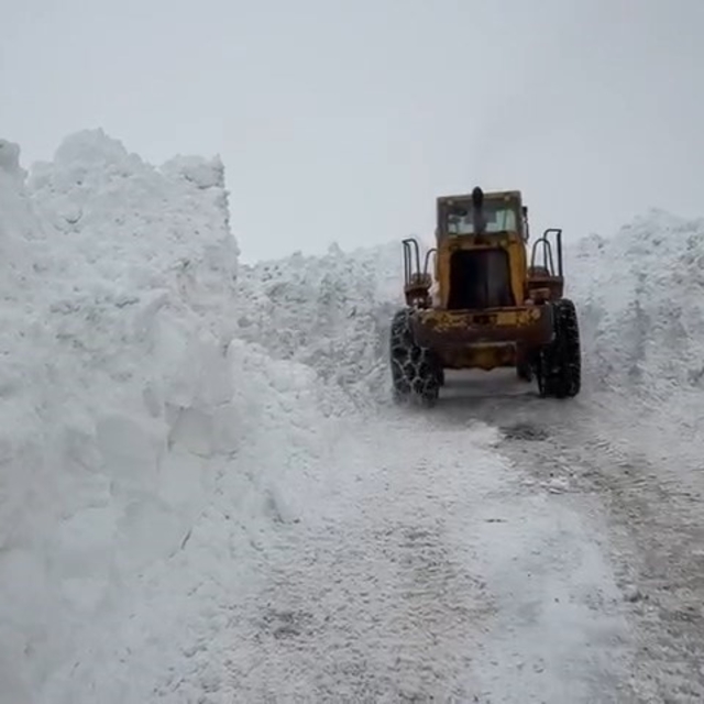 Karlıova'da karla mücadele sürüyor