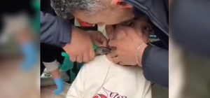 Bulduğu plastik kelepçeyi boynuna bağlayan Esat'ı itfaiye kurtardı