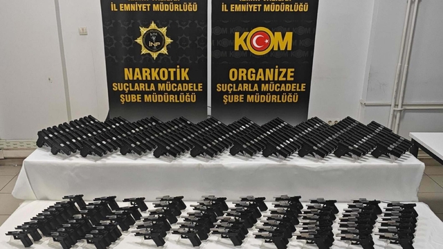 İzmir'de 149 ruhsatsız tabanca bulundu; 2 gözaltı