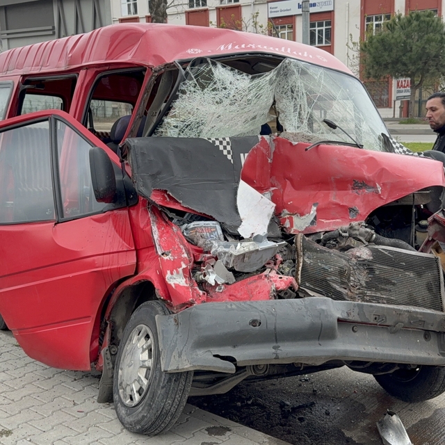 Park halindeki kamyonete çarpan minibüs kağıt gibi ezildi