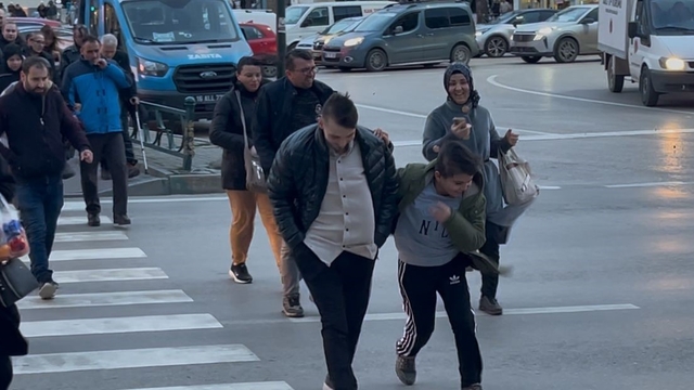 Bursa'da fırtına uyarısı.. Vatandaşlara "tedbirli olun" çağrısı
Bursa'da rüzgâr 70 km/saat hıza ulaşacak