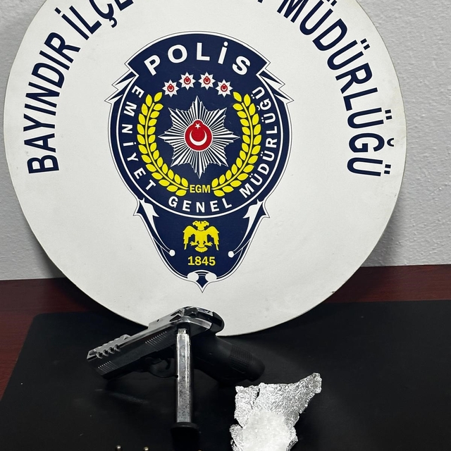 İzmir'de iş yerinde uyuşturucu ve ruhsatsız tabanca ele geçirildi