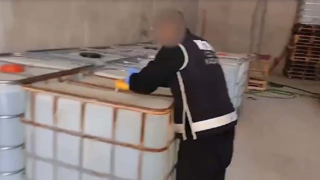 İzmir merkezli 4 ilde operasyon; 40,2 ton taklit etiketli etil alkol ele geçirildi