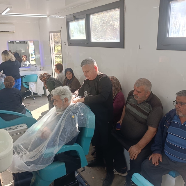 Kumluca ve Finike'de mobil kuaför bayram öncesi vatandaşların hizmetinde