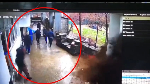 Sağanak sonrası muhtarlık ofisini su bastı; kaçış anı kamerada